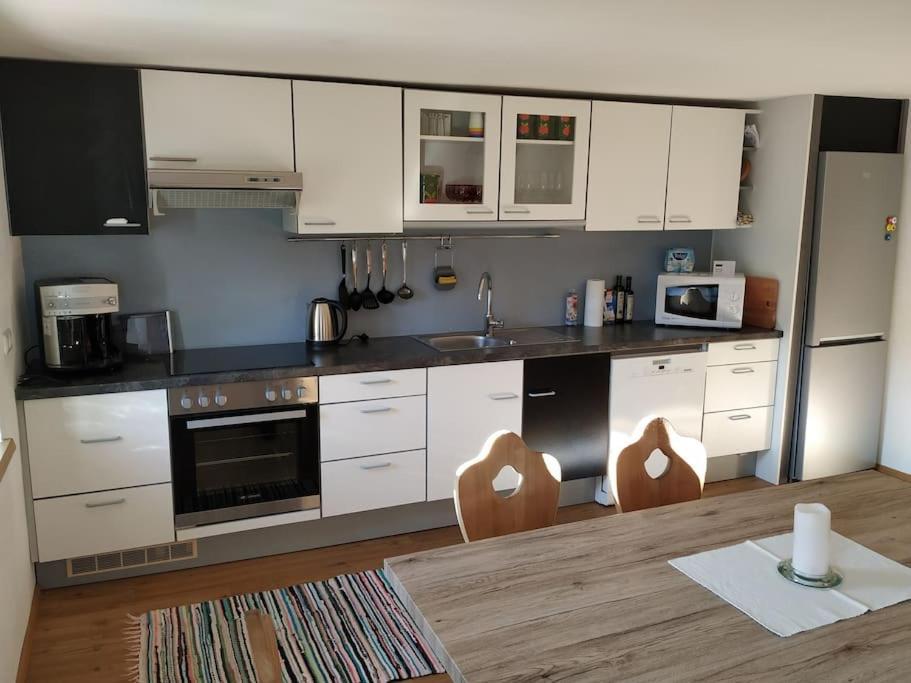 Upcycling Appartement Fischl - Nachhaltig Und Kreativ Wohnen Fuer Gross Und Klein Jenbach Bagian luar foto